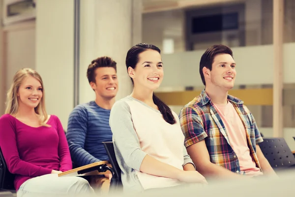 Groupe d'étudiants souriants dans la salle de conférence — Photo