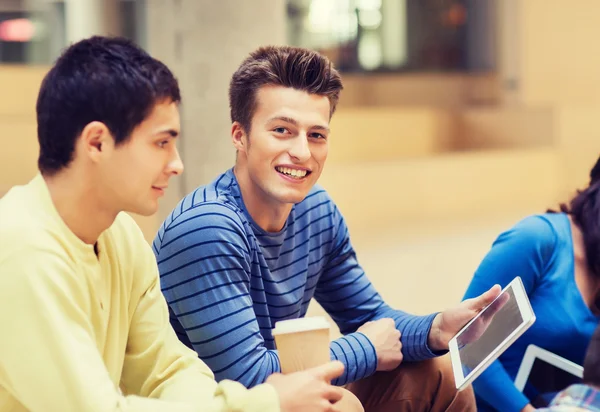 Studentengruppe mit Tablet-PC und Kaffeetasse — Stockfoto
