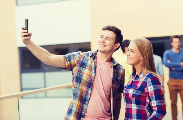 Groep studenten buiten glimlachen — Stockfoto