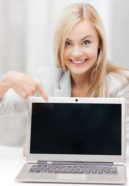 Femme d'affaires avec ordinateur portable — Photo