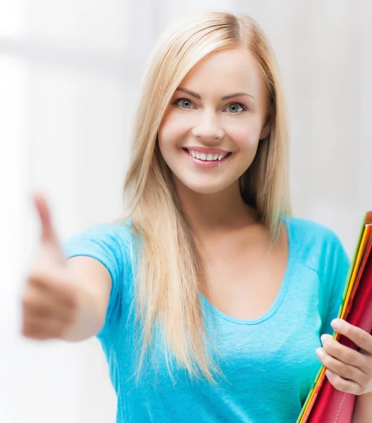 Lächelnder Student mit Ordnern — Stockfoto