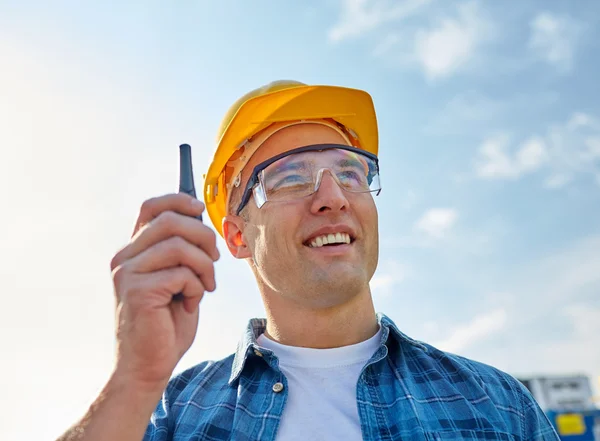 Close up de construtor em hardhat com walkie talkie — Fotografia de Stock