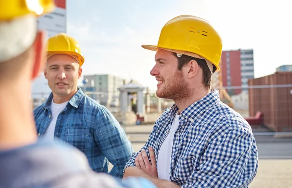 Ομάδα των χαμογελαστά οικοδόμων στο hardhats υπαίθρια — Φωτογραφία Αρχείου