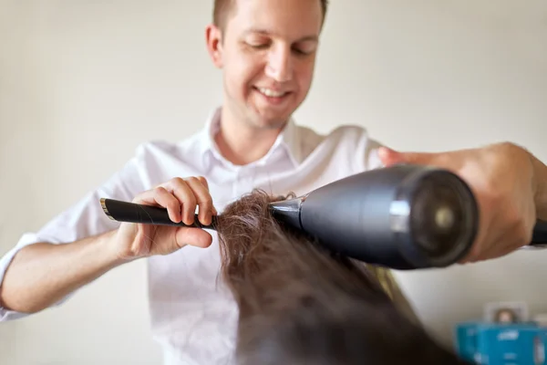 Close up de cabeleireiro fazendo penteado no salão — Fotografia de Stock