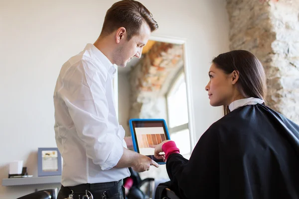 Glad kvinna och stylist med TabletPC på salong — Stockfoto