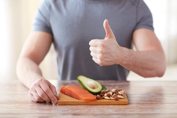 Primo piano delle mani maschili con cibo ricco di proteine — Foto Stock