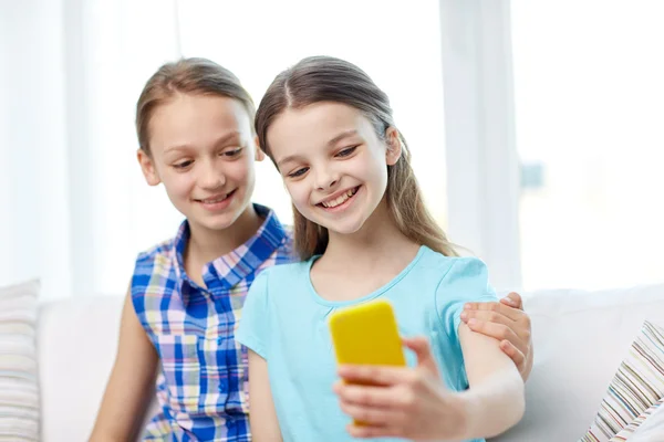 Selfie evde alarak smartphone ile mutlu kızlar — Stok fotoğraf