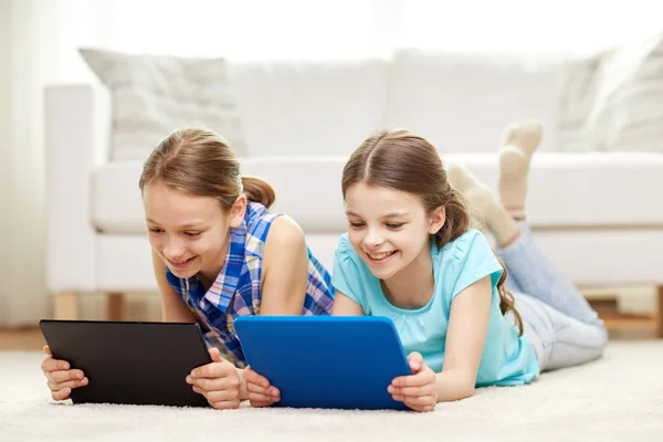Szczęśliwy dziewcząt z komputera typu tablet, leżącego na podłodze w domu — Zdjęcie stockowe