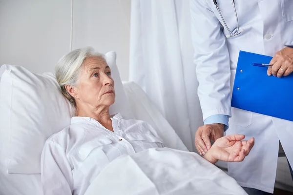 Medico che controlla il polso della donna anziana in ospedale — Foto Stock