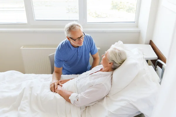 Réunion de couple senior à l'hôpital — Photo