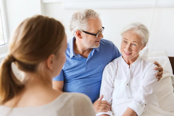 Gelukkig familie op bezoek senior vrouw in ziekenhuis — Stockfoto