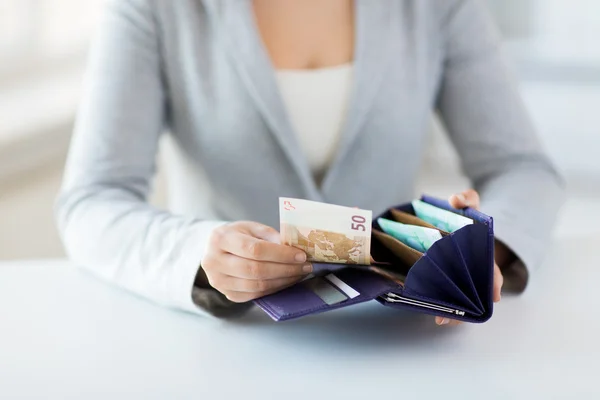 Close up de mãos de mulher com carteira e dinheiro do euro — Fotografia de Stock