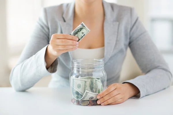 Primer plano de las manos de la mujer y el dinero del dólar en frasco — Foto de Stock