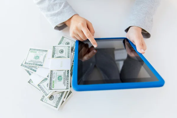 Închiderea mâinilor femeii cu tabletă PC și bani — Fotografie, imagine de stoc