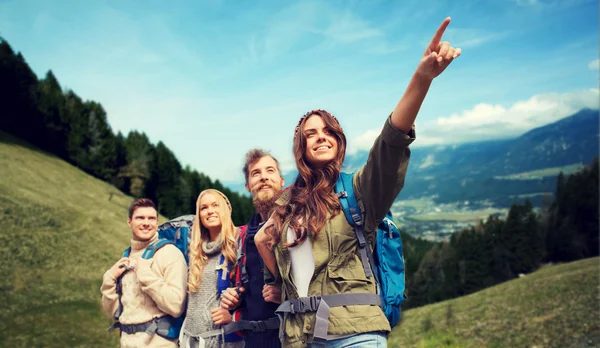 Skupina usměvavá přátel s batohy turistika — Stock fotografie