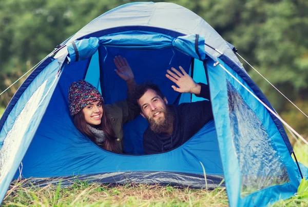 Couple souriant de touristes regardant de la tente — Photo