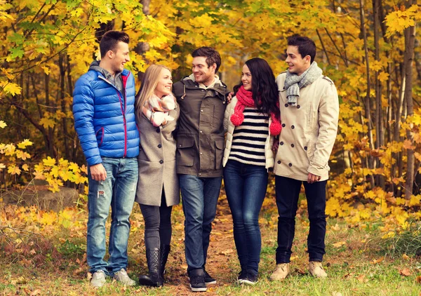 Grupp av leende män och kvinnor i höst park — Stockfoto