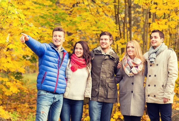 Grupp av leende män och kvinnor i höst park — Stockfoto