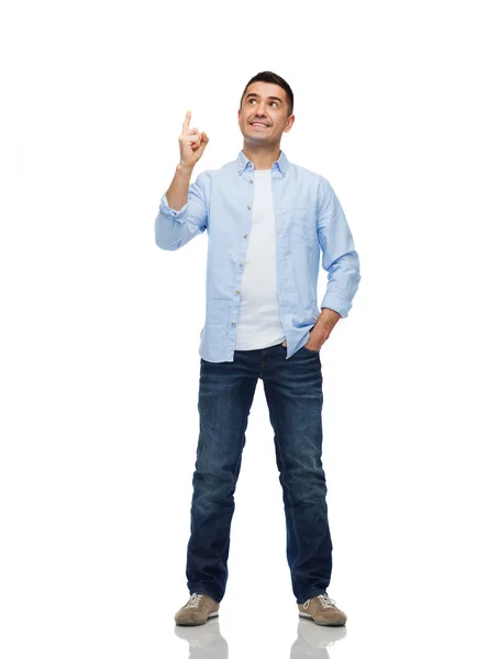 Улыбчивый человек показывает пальцем вверх — стоковое фото