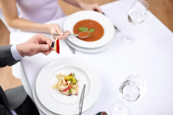 Close up van een paar hapjes eten in restaurant — Stockfoto