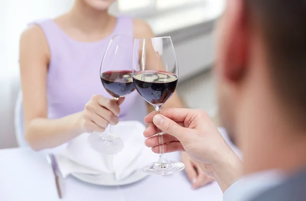 Jong stel met glazen wijn in restaurant — Stockfoto
