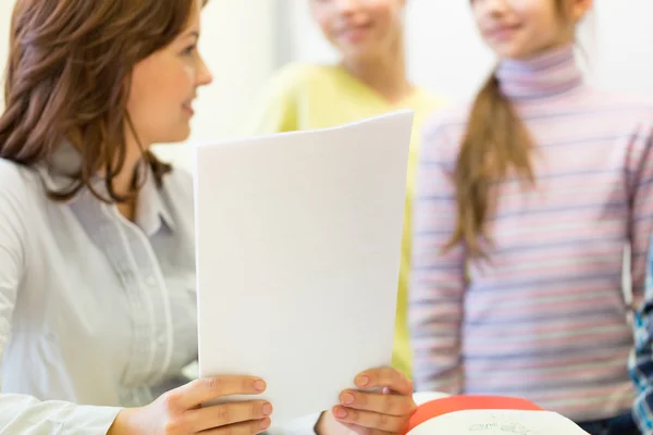 Close up of school kids with teacher in classroom — 图库照片