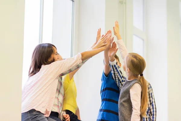 Grupo de niños de la escuela haciendo alta cinco gesto — Foto de Stock