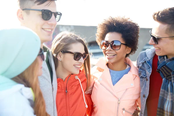 Amigos adolescentes felices en tonos que hablan en la calle — Foto de Stock