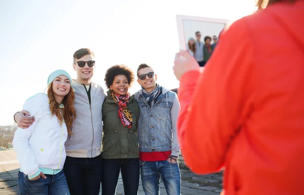 Gelukkig jeugdvrienden met het fotograferen van tablet pc — Stockfoto