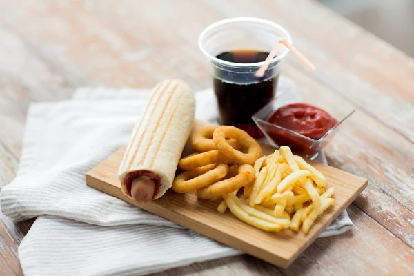 Primo piano di snack fast food e bevande in tavola — Foto Stock