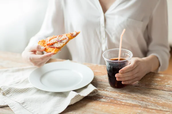 Närbild på kvinna med pizza och coca Coladryck — Stockfoto