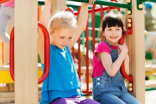 Grupp med glada små flickor på lekplats — Stockfoto
