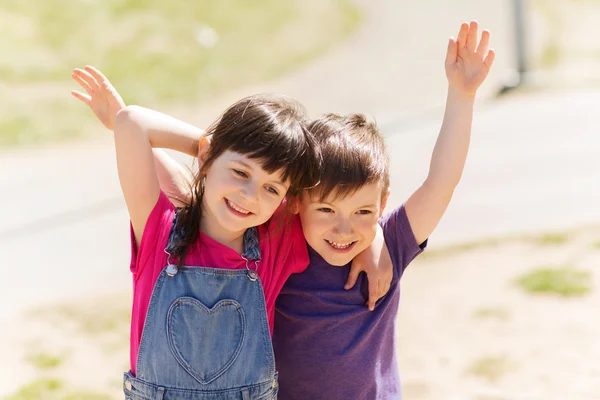 Two happy kids hugging outdoors — Stock Photo, Image