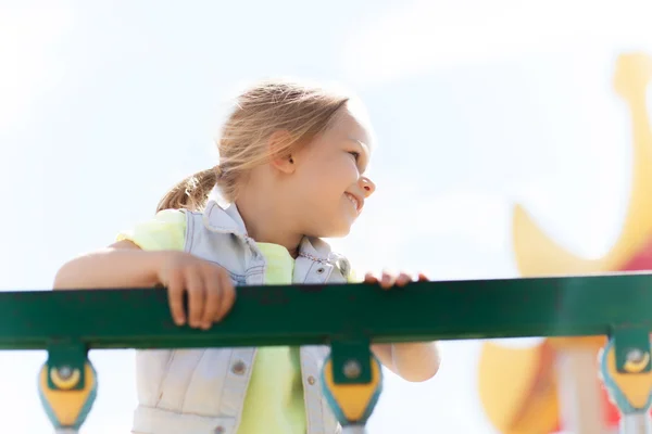 Fröhliches kleines Mädchen klettert auf Kinderspielplatz — Stockfoto