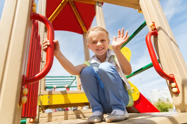 Felice bambina arrampicata sul parco giochi per bambini — Foto Stock