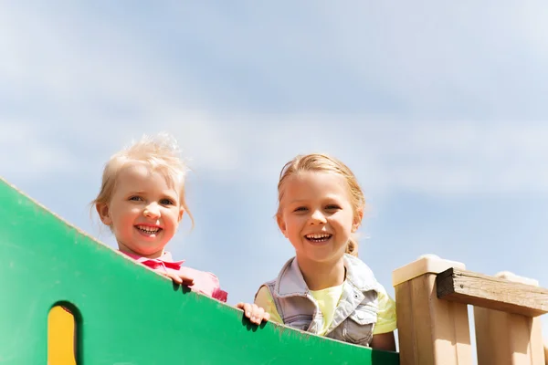 Щасливі маленькі дівчата на дитячому майданчику — стокове фото