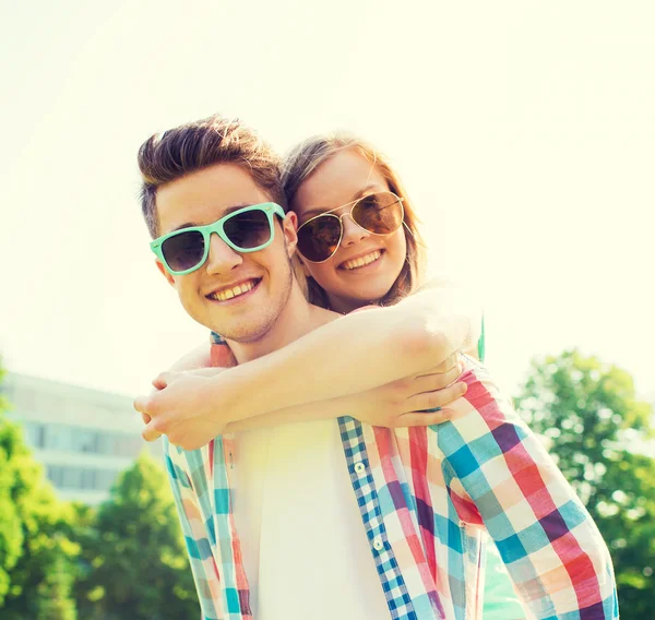 Sorrindo casal se divertindo no parque — Fotografia de Stock