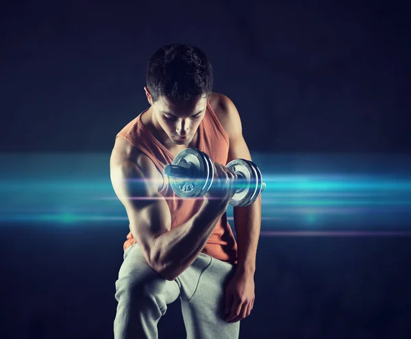 Fiatal férfi súlyzó bicepsz hajlításhoz — Stock Fotó