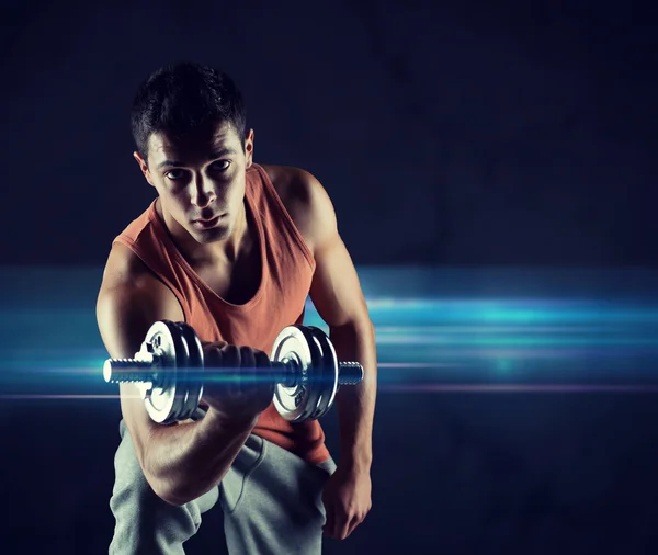 Fiatal férfi súlyzó bicepsz hajlításhoz — Stock Fotó