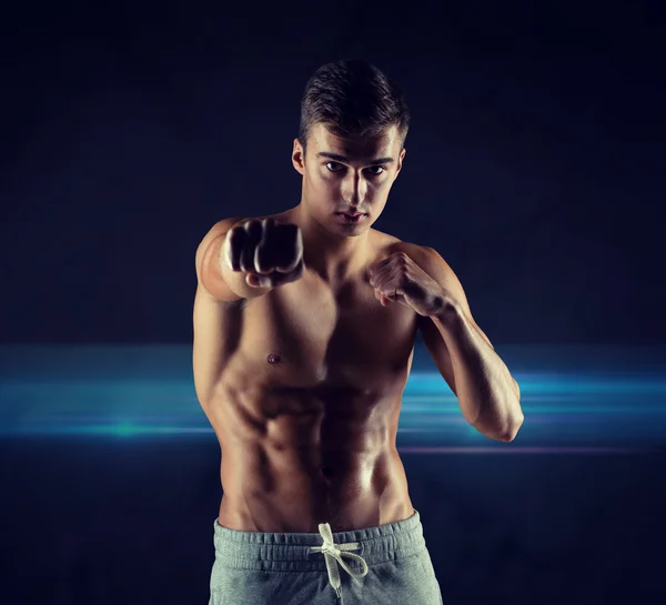 Jeune homme en position de combat ou de boxe — Photo