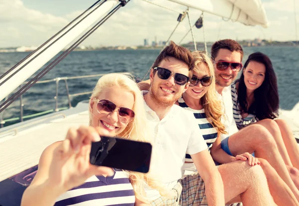 Lachende vrienden zittend op het jachtdek — Stockfoto