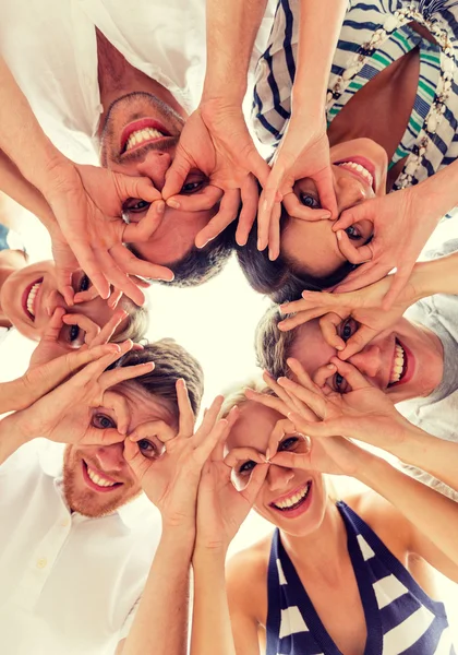 Lächelnde Freunde im Kreis — Stockfoto