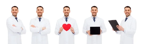 Lekarze z czerwonym sercem, tabletkami i schowkiem — Zdjęcie stockowe