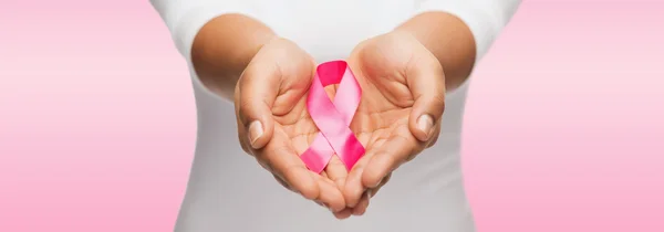 Χέρια που κρατούν την κορδέλα συνειδητοποίηση καρκίνου μαστού ροζ — Φωτογραφία Αρχείου