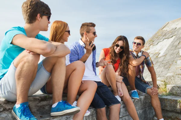 Happy teenage friends talking outdoors — Stock fotografie