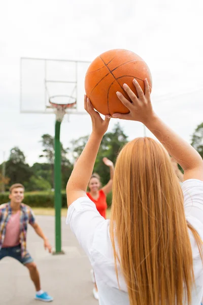 Grupo de adolescentes felices jugando baloncesto — Foto de Stock
