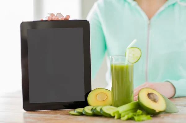 Close up of woman with tablet pc and vegetables — Stock Photo, Image