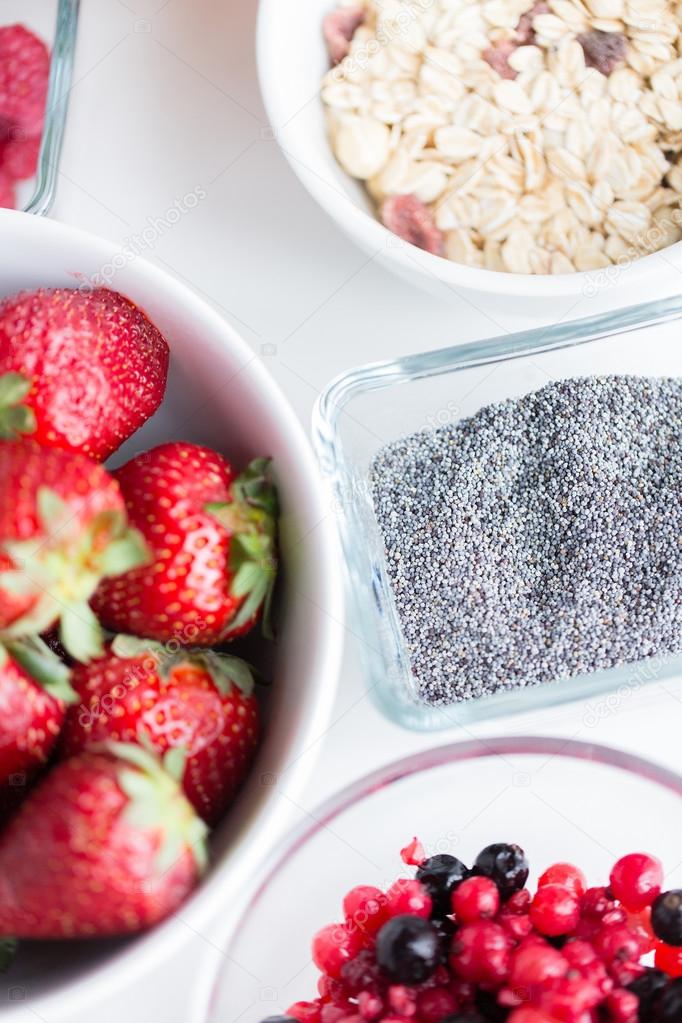 Pai e filho comem sobremesa com sementes de chia e mangas à beira da  piscina pela manhã. alimentação saudável, comida vegetariana, dieta e  conceito de pessoas.