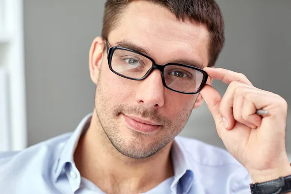 Retrato de homem de negócios em óculos no escritório — Fotografia de Stock