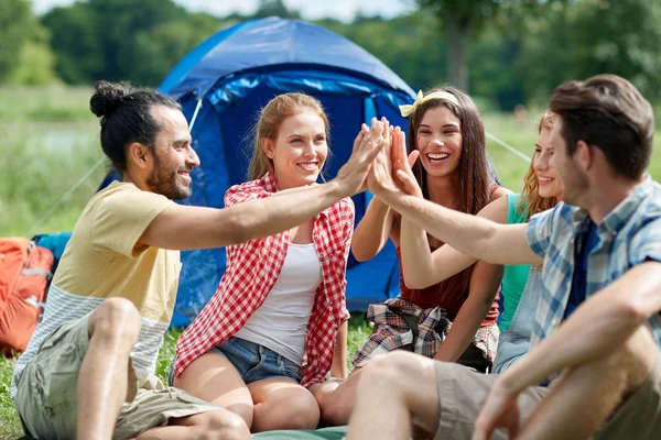 Happy vänner att göra high five på camping — Stockfoto